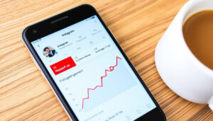Beste dag om te posten op Instagram: data & tips 2026